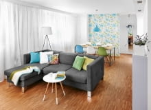 <b>Neutralnie zaaranżowane wnętrze zawsze można łatwo odmienić, dostosowując je do zmieniających się upodobań czy sytuacji życiowej. Tak stało się w tym mieszkaniu, gdy na świat przyszedł Bartek. To właśnie dla niego oszczędny wystrój w stonowanej kolorystyce został rozweselony akcentami wyrazistych barw.</b> <BR />Spora strefa dzienna powstała w efekcie otwarcia kuchni na pokój dzienny i połączenia go szerokim przejściem z przedpokojem. Wrażenie przestronności potęguje jasna kolorystyka, lekkie formy mebli i dużo światła. aranżacja wnętrza, wystrój mieszkania, salon