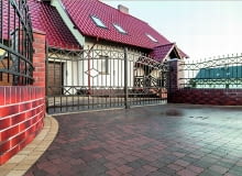 Minimalna szerokość podjazdu - 3 m, miejsce na jedno auto - 2,5×5 m. Minimalna szerokość podjazdu - 3 m, miejsce na jedno auto - 2,5×5 m