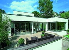 Konstrukcje aluminiowo-szklane wyglądają nowocześnie i są bardzo trwałe. Profile wytwarza się ze stopów aluminium z dodatkiem magnezu (zwiększa wytrzymałość) i krzemu (zapewnia im twardość i odporność na korozję) okna aluminiowe