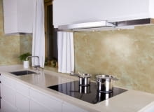 Pasta metaliczna pokrywająca powierzchnię, na której wcześniej zaaplikowano farbę strukturalną Stiuk Wenecki to sposób na niebanalny efekt wizualny Minimalistic white kitchen with two sauce pans