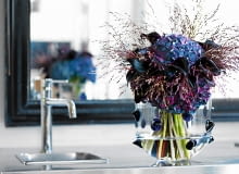 Bukiet z okazji urodzin, imienin, wizyty zawsze jest mile widziany. Kwiatową kompozycję można przygotować samemu lub zamówić wiązankę w kwiaciarni. A że kwiatów mamy ogromny wybór, nie musimy się ograniczać tylko do gatunków sezonowych. Bo sezon trwa teraz przez cały rok! <BR /> BUKIETY. Pani hortensja. Delikatna, pastelowa (biała, różowa, błękitna), lub ciemna i mroczna (fioletowa). Równie dobrze jak świeże kwiaty wyglądają suche kwiatostany. ROŚLINY UŻYTE W KOMPOZYCJI: hortensja, kalie i trawy ozdobne. Bukiet z okazji urodzin, imienin, wizyty zawsze jest mile widziany. Kwiatową kompozycję można przygotować samemu lub zamówić wiązankę w kwiaciarni. A że kwiatów mamy ogromny wybór, nie musimy się ograniczać tylko do gatunków sezonowych. Bo sezon trwa teraz przez cały rok! <BR /> BUKIETY. Pani hortensja. Delikatna, pastelowa (biała, różowa, błękitna), lub ciemna i mroczna (fioletowa). Równie dobrze jak świeże kwiaty wyglądają suche kwiatostany. ROŚLINY UŻYTE W KOMPOZYCJI: hortensja, kalie i trawy ozdobne.