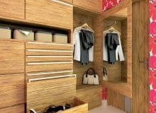 PRZEDPOKÓJ. W małym przedpokoju często nie mieszczą się standardowe szafy. A okrycia wierzchnie i buty trzeba gdzieś trzymać. Nasi projektanci przygotowali wizualizacje z zabudową na wymiar w roli głównej. Trudno byłoby znaleźć szafę z tyloma udogodnieniami. <BR > Zabudowa z fornirowanej płyty wiórowej na pierwszy rzut oka wygląda dość typowo; tymczasem kryją się w niej zaskakujące rozwiązania, np. skrzynia- -siedzisko. Do frontów w środkowej części zabudowy zamocowano uchwyty w formie relingów; pozostałe, boczne szafki otwiera się na dotyk. Na drzwiach jednej z nich naklejono lustro, a właściwie - samoprzylepną folię lustrzaną (do kupienia m.in. w supermarketach budowlanych i sklepach internetowych; za kawałek 45 x 50 cm zapłacimy ok. 8 zł). W porównaniu z tradycyjnym lustrem dużo łatwiej ją przykleić (również na ścianie), a poza tym - jest nietłukąca!