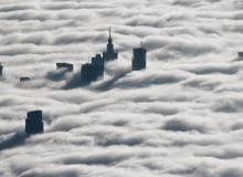 Kiedy Mat Olszowy, student architektury z warszawskiego Wydziału Architektury i pasjonat fotografowania, wsiadał do samolotu lecącego do Moskwy, nie spodziewał się, że uchwyci jedne z najciekawszych kadrów w swoich zbiorach. Oto niezwykłe zdjęcia Warszawy jego autorstwa Warszawa we mgle. Niezwykłe zdjęcia z lotu ptaka