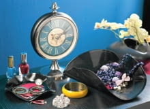 <B>Z myślą o ochronie środowiska coraz więcej projektantów nadaje zupełnie nowe życie nieprzydatnym już na pozór przedmiotom. Pójdźmy w ich ślady. Zróbmy na przykład z płyty winylowej oryginalną paterę, a z koła rowerowego - zegar. Recykling jest trendy!</B> <BR />Patery długogrające. Zniszczoną płytę winylową kładziemy na odwróconym do góry dnem naczyniu żaroodpornym i wstawiamy do piekarnika nagrzanego do 80 st. C, na taki czas, by płyta fantazyjnie się wygięła, zmieniając się w paterę na biżuterię albo inne drobiazgi. Uwaga: wyższa temperatura może spowodować uwalnianie się z tworzywa toksycznych substancji! 09.08.2011 WARSZAWA SESJA ZROB TO SAM KROK PO KROKU NA ZDJECIU WNETRZE STYLIZACJA AGNIESZKA ZABRODZKA DLA CZASOPISMA CZTERY KATY FOT. ARKADIUSZ SCICHOCKI / AGENCJA GAZETA