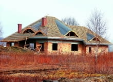 Lukarny to efektowne detale architektoniczne, ale też kosztowny sposób doświetlenia poddasza Lukarny to efektowne detale architektoniczne, ale też kosztowny sposób doświetlenia poddasza