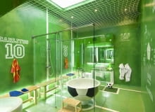 łazienka dla fana piłki nożnej, oryginalna łazienka, łazienka piłkarzy, zielone płytki, jak urządzić łazienkę