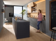 Sprytne sposoby na więcej przestrzeni w kuchni. Zobacz, jak to zrobić!