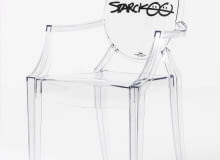 <B>Po kilkuletniej przerwie na ulicę Kruczą w Warszawie powróciła włoska firma Kartell słynąca z designerskich mebli i dodatków dla domu produkowanych we współpracy z najwybitniejszymi współczesnymi projektantami. Zajrzyjmy do sklepu i sprawdźmy, co ciekawego można w nim znaleźć.</B> <BR />Krzesło Philippe Starcka Louis Ghost obchodzi w tym roku 10 urodziny. Z tej okazji firma wprowadziła na rynek limitowaną, jubileuszową serię tych krzeseł sygnowaną autografem samego projektanta. Entuzjaści współczesnego designu mogą kupić to krzesło w cenie 1030 zł. <B>Po kilkuletniej przerwie na ulicę Kruczą w Warszawie powróciła włoska firma Kartell słynąca z designerskich mebli i dodatków dla domu produkowanych we współpracy z najwybitniejszymi współczesnymi projektantami. Zajrzyjmy do sklepu i sprawdźmy, co ciekawego można w nim znaleźć.</B> <BR />Krzesło Philippe Starcka Louis Ghost obchodzi w tym roku 10 urodziny. Z tej okazji firma wprowadziła na rynek limitowaną, jubileuszową serię tych krzeseł sygnowaną autografem samego projektanta. Entuzjaści współczesnego designu mogą kupić to krzesło w cenie 1030 zł.