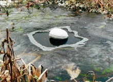 Lustro wody - nie zamarzło tylko wokół sztucznego przerębla STYROPIANOWY PRZEREBEL ZIMA LOD JEZIORKO WODA STAW ZBIORNIK WODNY OCZKO WODNE FOT. SERWIS PRASOWY FIRMA OASE PUBLIKACJA OGRODY NR 11 (55) - 11.2003 PUBLIKACJA LADNY DOM NR 1 (75) - 1.2005 SLOWA KLUCZOWE: OGRODY ZIMA WODA ZDJĘCIE DO WKŁADKI: PUBLIKACJA OGRODY NR 11 (55) , PUBLIKACJA LADNY DOM NR 1 (75) - CZASOPISMA