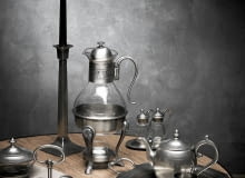 <B>Przez lata traktowana jako uboga kuzynka srebra, dzisiaj jest w cenie. Nie mamy już jej za złe, że jest zbyt ciemna i mało błyszcząca. Skromna uroda cyny bardzo bowiem pasuje do współczesnych wnętrz.</B> <BR />Świecznik - 155 tendom.pl; dzbanek z podgrzewaczem - 250 zł, awin.com.pl; solniczka i pieprzniczka -145 zł/komplet, cukiernica - 113 zł/z łyżeczką, obrączki na serwetki - 35 zł/2 szt., tendom.pl; serwetka - 35 zł, Decolor; naczynie do sosów albo konfitur - 199 zł, zestaw do herbaty: cukiernica, imbryk, mlecznik, taca - 507 zł, tendom.pl; stolik - 2300 zł Decolor. 17.10.2013 , CZTERY KATY , WZORNICTWO , STYLIZACJA BETA DRZEWOSOWSKA . FOT. ARKADIUSZ SCICHOCKI SLOWA KLUCZOWE: MODA