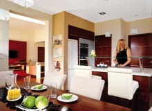 Kuchnia. Kuchnia i jadalnia są połączone z salonem szerokim otwartym przejściem. Przy rozłożonym stole wygodnie mieści się osiem osób. Krzesła były kiedyś obite czerwona skórą, ale gospodarze zmienili ją na bardziej neutralną, beżową tkaninę. UWAGA ! PONOWNA PUBLIKACJA WYLACZNIE ZA ZGODA WLASCICIELI