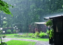 Deszcz, gdy jest go w nadmiarze, bywa problemem dla właścicieli działek położonych na mało chłonnych gruntach deszcz