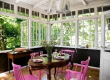 DRUGA WERANDA - JADALNIA. Tu także mnóstwo pamiątek po dziadkach Smirnowych. Stół był częścią wiana Eugenii, a stolik do brydża (pod oknem), z rozkładanym blatem wyłożonym od środka zielonym suknem, należał do Konstantego. DRUGA WERANDA - JADALNIA. Tu także mnóstwo pamiątek po dziadkach Smirnowych. Stół był częścią wiana Eugenii, a stolik do brydża (pod oknem), z rozkładanym blatem wyłożonym od środka zielonym suknem, należał do Konstantego.