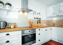 Blat na szafkach jest ten sam, ale został odnowiony przez stolarza - wyszlifowany i pokryty olejem, który podkreślił rysunek słojów i barwę dębowego drewna. Na ścianie zawisły nowe szafki - dwie z nich to podświetlane witrynki. Blat na szafkach jest ten sam, ale został odnowiony przez stolarza - wyszlifowany i pokryty olejem, który podkreślił rysunek słojów i barwę dębowego drewna. Na ścianie zawisły nowe szafki - dwie z nich to podświetlane witrynki.