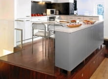 WNETRZA KUCHNIA NA PODESCIE STYLIZACJA CARMEN PEREZ FOT. RAFAL LIPSKI PUBLIKACJA CZTERY KATY NR 1 (207) - 1 2009 - MODNE KUCHNIE PUBLIKACJA CZTERY KATY NR 6 (248) - 6 2012 SLOWA KLUCZOWE: WNETRZA KUCHNIE ZDJĘCIE DO WKŁADKI: PUBLIKACJA CZTERY KATY NR 1 (207) - CZASOPISMA