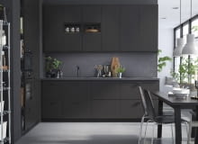 Kuchnia z ciemnymi szafkami. Kuchnia z ciemnymi szafkami.