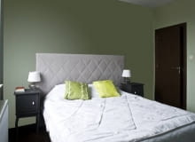 SYPIALNIA PRZED ZMIANĄ. Łóżko z pikowanym zagłówkiem, stylizowane szafki nocne o ciekawej formie - takie meble domagały się odpowiedniej oprawy. Stylistka, która podjęła się metamorfozy sypialni, mogła wydać nie więcej niż 1500 zł. I tyle wystarczyło, bo wyobraźnia, w przeciwieństwie do budżetu, nie ma granic. Gospodarze wybrali ładne i wygodne meble, nie mieli jednak pomysłu, jak udekorować wnętrze. Raziły przede wszystkim pomalowane na pistacjową zieleń puste ściany i brak tkanin - nieodzownych w tworzeniu przytulnej atmosfery.