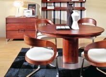 Krzesła są tak wyprofilowane, aby idealnie pasowały do sylwetki siedzących w nich osób - modernistyczni projektanci ogromną wagę przykładali do ergonomii. Krzesła są tak wyprofilowane, aby idealnie pasowały do sylwetki siedzących w nich osób - modernistyczni projektanci ogromną wagę przykładali do ergonomii.