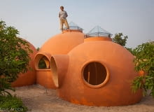 Steve Areen na dachu swojego domu w Tajlandii. tani dom, jak zbudować tani dom, Stebe Areen, Tajlandia, wakacyjny dom