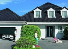 Jedną dużą bramę można zamienić na dwie mniejsze; dzięki temu podczas korzystania z garażu zimą ucieknie mniej ciepła Jedną dużą bramę można zamienić na dwie mniejsze; dzięki temu podczas korzystania z garażu zimą ucieknie mniej ciepła