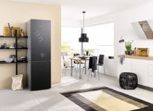 Efektowna i praktyczna. Front chłodziarko-zamrażalki XL BlackBoard Edition (model KFN 29283 D bb) może pełnić funkcję tablicy, a jego satynowaną powierzchnię czyści się tak jak powierzchnię szklaną. Chłodziarka ma m.in. Strefę PerfectFresh na świeże produkty. Przechowywana w niej żywność utrzymuje naturalny smak trzy razy dłużej niż w tradycyjnej lodówce. Miele, miele.pl Efektowna i praktyczna. Front chłodziarko-zamrażalki XL BlackBoard Edition (model KFN 29283 D bb) może pełnić funkcję tablicy, a jego satynowaną powierzchnię czyści się tak jak powierzchnię szklaną. Chłodziarka ma m.in. Strefę PerfectFresh na świeże produkty. Przechowywana w niej żywność utrzymuje naturalny smak trzy razy dłużej niż w tradycyjnej lodówce. Miele, miele.pl