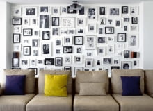 WYKORZYSTAJ NIEWYKORZYSTANE. Pomysł na ciekawą aranżację dużej wnęki (albo całej ściany). Klasyczne półki, którymi zwykle zabudowuje się takie miejsca, zastąp kolekcją fotografii. Będzie stanowić niebanalne tło kanapy, foteli lub stołu. Collection of pictures on wall