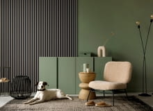 Pionowe listewki na fragmencie pustej, gładkiej ściany zapewniają ciekawy, trójwymiarowy efekt. Jasne, beżowe lamele Linea Slim Japandi dobrze komponują się z innymi odcieniami beżów, kremów, brązów, a także szałwiową zielenią. Pionowe listewki na fragmencie pustej, gładkiej ściany zapewniają ciekawy, trójwymiarowy efekt. Jasne, beżowe lamele Linea Slim Japandi dobrze komponują się z innymi odcieniami beżów, kremów, brązów, a także szałwiową zielenią.