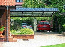 Na małej działce lekka, ażurowa konstrukcja wiaty nie "przytłacza" działki tak jak garaż o podobnych wymiarach. fot.Grzegorz Otwinowski tel. 0501 259 288 email. fot2@tlen.pl