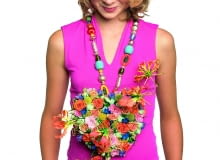 Naszyjnik z kwiatów gloriozy, róży i kraspedii, przyklejonych do tekturki w kształcie serca. Można je też nawlekać niczym koraliki na giętki drut i tworzyć kwiatowe korale. Naszyjnik z kwiatów gloriozy, róży i kraspedii, przyklejonych do tekturki w kształcie serca. Można je też nawlekać niczym koraliki na giętki drut i tworzyć kwiatowe korale.