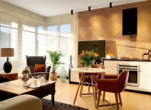 Z dawnego salonu otwartego na kuchnię trzeba było utworzyć salon, sypialnię i nową kuchnię. Architekt w miejscu starej kuchni zaprojektował wymarzoną sypialnię Igi, a kuchnię zaplanował w pozostałej części pomieszczania. Nowe szafki kuchenne płynnie przechodzą w niską szafkę, nad którą umieszczono telewizor. Powstał aneks kuchenny z małym stolikiem do jedzenia posiłków, a obok stanęła wygodna kanapa ze stolikiem kawowym. Aranżacja małego salonu z aneksem kuchennym