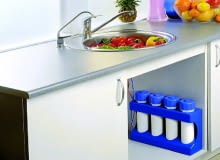 Gotowy zestaw filtracyjny czterostopniowy, z wymiennymi wkładami, zamontowany przed punktem poboru wody (lewy kran) KUCHNIA - FILTR DO WODY PODZLEWOZMYWAKOWY DO JEDNORAZOWEJ PUBLIKACJI PUBLIKACJA LADNY DOM NR 12 (62) - 12.2003