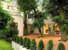 Duże drzewa dodają ogrodom niepowtarzalnego uroku. Starajmy się więc unikać ich wycinki, nawet jeśli kolidują z projektem zagospodarowania działki. Tak postąpili właściciele tej posesji. UWAGA ! DO JEDNORAZOWEJ PUBLIKACJI DOM MUROWANY , PIETROWY , Z GARAZEM - WIDOK Z TYLU DOMU NA DREWNIANE TARASY , DRZEWA FOT. HANNA DLUGOSZ PUBLIKACJA LADNY DOM NR 8 (142) - 8 2010 SLOWA KLUCZOWE: ARCHITEKTURA OGROD DRZEWO TARAS ZDJĘCIE DO WKŁADKI: PUBLIKACJA LADNY DOM NR 8 (142) - CZASOPISMA