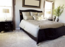 Podłogi. W głównej sypialni można sobie pozwolić na bardzo komfortową, jasną wykładzinę welurową lub pętelkową ciętą, o długim gęstym runie Podłogi. W głównej sypialni można sobie pozwolić na bardzo komfortową, jasną wykładzinę welurową lub pętelkową ciętą, o długim gęstym runie