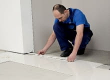 Przed ułożeniem rozmieszczenie wielkich płytek warto sprawdzić na sucho Przed ułożeniem rozmieszczenie wielkich płytek warto sprawdzić na sucho