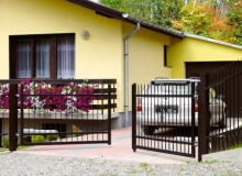 Brama skrzydłowa. Musi otwierać się na posesję, bo tylko wtedy nie stwarza zagrożenia dla ruchu pojazdów i pieszych Brama skrzydłowa. Musi otwierać się na posesję, bo tylko wtedy nie stwarza zagrożenia dla ruchu pojazdów i pieszych