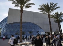 Magiczną datą 11 stycznia 2011 roku, punktualnie o godzinie 11:00 otwarto nowy gmach muzeum poświęconego twórczości Salvadora Dalego. Muzeum w St. Petersbourgu na Florydzie prezentuje jedną z największych kolekcji prac hiszpańskiego surrealisty. Zarówno data otwarcia budynku dla zwiedzających jak i ceremonia poprzedzona maskaradą przebierańców, czy w końcu sam budynek z betonu i szkła ma oddawać zagadkowy nastrój panujący w dziełach artysty. Muzeum w St. Petersbourgu na Florydzie prezentuje jedną z największych kolekcji prac hiszpańskiego surrealisty Salvadora Dalego.