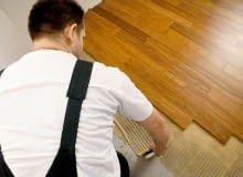 Klej trzeba nakładać i rozprowadzać szpachlą zębatą sukcesywnie, w miarę postępu układania podłogi, by nie wysychał Klej trzeba nakładać i rozprowadzać szpachlą zębatą sukcesywnie, w miarę postępu układania podłogi, by nie wysychał