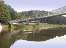 Tak ma wyglądać kładka nad jeziorem Bystrzyckim w Zagórzu Śląskim. W powietrzu kładkę będzie utrzymywać kilkanaście lin zakotwiczonych w skałach. Będzie miała prawie 126 m długości, 2,4 m szerokości na węższych odcinkach i do 4,9 m w miejscach, gdzie staną ławy Tak ma wyglądać kładka nad jeziorem Bystrzyckim w Zagórzu Śląskim. W powietrzu kładkę będzie utrzymywać kilkanaście lin zakotwiczonych w skałach. Będzie miała prawie 126 m długości, 2,4 m szerokości na węższych odcinkach i do 4,9 m w miejscach, gdzie staną ławy