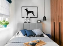 BIEL I SZAROŚĆ, akcenty granatu i brązu - spokojnie, ale nie monotonnie. Obrazek za łóżkiem (a właściwie ujęta w ramkę naklejka ścienna) to nie przypadek: pani domu kocha psy, a szczególnie swojego wilczura. Sypialnia, wystrój sypialni, łóżko do sypialni
