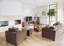 <B>Adrianna i Daniel pomyśleli o swoim domu, gdy jeszcze mieszkali za granicą. Projekt uzgadniali z architektem przez internet. Małżonkowie mieli różne wizje, nowoczesna wersja pani domu często odbiegała od tradycyjnych wyobrażeń jej męża. Jednak dom, który powstał, w równym stopniu podoba się obojgu.</B> <BR />W salonie panuje spokojna, wypoczynkowa atmosfera, której sprzyjają naturalne materiały, stonowane barwy i proste formy mebli. Nie bez znaczenia jest też widok na ogród rozciągający się za ogromnymi oknami, w których zamontowano okiennice wewnętrzne.