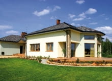 Dla większości inwestorów najodpowiedniejsze będzie okno o dobrym, czyli niskim współczynniku U. Dzięki temu z domu będzie uciekało mniej ciepła dom jednorodzinny