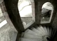 Jego budowa zatrzymała się wiele lat temu. Co dziś skrywają wnętrza pałacu w Łapalicach? [WIDEO]