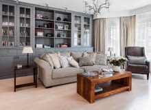 W salonie jedną ze ścian w całości zajmuje polakierowany na szaro drewniany kredens. Zaprojektowała go specjalnie do tego wnętrza architektka Aleksandra Prokopiuk, a wykonał stolarz artysta Jacek Borkowski. W ELEGANCKIM SALONIE jedną ze ścian w całości zajmuje polakierowany na szaro drewniany kredens. Zaprojektowała go specjalnie do tego wnętrza architektka Aleksandra Prokopiuk, a wykonał stolarz artysta Jacek Borkowski. fot. Igor Dziedzicki