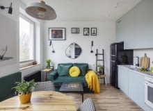 JASNE, przytulne wnętrze wykreowano z umiarem, bazując na prostych formach, małej liczbie niedużych gabarytowo mebli oraz używając naturalnych kolorów bieli i drewna, ożywionych kilkoma mocniejszymi akcentami barw. Aranżacja przywodzi na myśl skandynawskie, funkcjonalne wnętrze z wrażeniem ładu i przestronności pomimo małego metrażu.