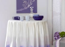 <B>Wnętrze najłatwiej udekorować tkaninami. Jeśli pokusimy się o ich własnoręczne ozdobienie, efekt będzie... po prostu malowany.</B> <BR />Obrus ozdabiamy etapami. Zaczynamy od najszerszego i najjaśniejszego pasa, zanurzając sporą część tkaniny w mocno rozcieńczonej farbce. Kiedy obrus wyschnie, barwimy mniejszy fragment w roztworze o intensywniejszym odcieniu. W podobny sposób farbujemy trzeci - najwęższy i najciemniejszy pas. WNETRZA ELEMENTY DEKORACYJNE STYLIZACJA KINGA KOLARY FOT. RADOSLAW WOJNAR PUBLIKACJA CZTERY KATY NR 1 (207) - 1 2009 SLOWA KLUCZOWE: WNETRZA DEKORACJE ZDJĘCIE DO WKŁADKI: PUBLIKACJA CZTERY KATY NR 1 (207) - CZASOPISMA