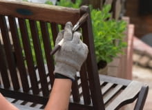 Jak zabezpieczyć drewniane akcesoria ogrodowe przed zniszczeniem?