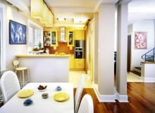 Drewno awodire rozjaśni każde wnętrze - tutaj jego świetlistą barwę podkreśla pomarańczowa ściana. Jest bardzo twarde, doskonale nadaje się więc także na kuchenne blaty. UWAGA PONOWNA PUBLIKACJA ZA ZGODA WLASCICIELI