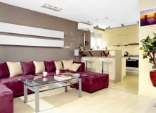 Niewielkie mieszkanie w starej kamienicy w centrum Warszawy składało się z trzech ciasnych pokoików, zamkniętej kuchni, łazienki i toalety. Ponieważ było bardzo zniszczone, niezbędny okazał się generalny remont - wymiana podłóg, okien, drzwi i grzejników. Zlikwidowano też większość ścian - z trzech pokojów zrobiły się dwa, a kuchnia zmieniła się w otwarty aneks.