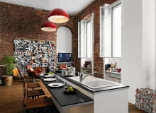 <B>To oczywiście tylko hasło. Wcale nie musimy mieszkać w metropolii, żeby mieć kuchnię zaaranżowaną w miejskim stylu. Wystarczy użyć odpowiednich dekoracji oraz urządzeń, naczyń i dodatków podkreślających charakter wnętrza. Przyda się to zresztą również wtedy, gdy panorama wielkiego miasta jest jedynie widoczna zza okna. </B><BR /> Style: W kuchni w starej kamienicy pozostawiono na ścianie odkryte cegły. Zamiast typowej zabudowy jest tylko duża wyspa z nowoczesnym zlewozmywakiem i płytą kuchenną. Styl wnętrza podkreślają stalowe naczynia, dodatki i oświetlenie.