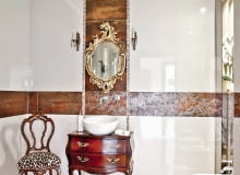 Urządzenia sanitarne w łazienkach stają się coraz mniej widoczne, zwykłe szafki są zastępowane przez komódki. Na plan pierwszy wysuwają się ozdobne wykończenia, dekoracje i dodatki. Bo teraz modne są wnętrza urządzone w wyrazistym stylu.<BR /><b>Inspirowana barokiem.</b> Pani domu bardzo lubi zakupy na pchlich targach, w poszukiwaniu oryginalnych przedmiotów serfuje po internecie. Na aukcji staroci w Szwecji kupiła piękną komódkę oraz lustro w dekoracyjnej ramie. Po krótkim namyśle postanowiła wykorzystać te nabytki w... łazience. Komodę przerobiono na szafkę pod umywalkę, a rama lustra z barokowymi zdobieniami w kształcie kwiatów i liści (podobnie jak uchwyty szafki) stała się motywem przewodnim w aranżacji całego wnętrza ? roślinny wzór można dostrzec również na brązowych płytkach. I tak mimo nowoczesnych elementów piękne stylowe przedmioty narzuciły wnętrzu pałacowy styl. <BR />WNĘTRZA - ŁAZIENKI. Mimo sentymentu do staroci gospodarze nie uciekają od nowoczesności. W podwieszonym suficie zamontowano głośniki połączone z centralnym systemem audio w mieszkaniu. Urządzenia sanitarne w łazienkach stają się coraz mniej widoczne, zwykłe szafki są zastępowane przez komódki. Na plan pierwszy wysuwają się ozdobne wykończenia, dekoracje i dodatki. Bo teraz modne są wnętrza urządzone w wyrazistym stylu.<BR /><b>Inspirowana barokiem.</b> Pani domu bardzo lubi zakupy na pchlich targach, w poszukiwaniu oryginalnych przedmiotów serfuje po internecie. Na aukcji staroci w Szwecji kupiła piękną komódkę oraz lustro w dekoracyjnej ramie. Po krótkim namyśle postanowiła wykorzystać te nabytki w... łazience. Komodę przerobiono na szafkę pod umywalkę, a rama lustra z barokowymi zdobieniami w kształcie kwiatów i liści (podobnie jak uchwyty szafki) stała się motywem przewodnim w aranżacji całego wnętrza ? roślinny wzór można dostrzec również na brązowych płytkach. I tak mimo nowoczesnych elementów piękne stylowe przedmioty narzuciły wnętrzu pałacowy styl. <BR />WNĘTRZA - ŁAZIENKI. Mimo sentymentu do staroci gospodarze nie uciekają od nowoczesności. W podwieszonym suficie zamontowano głośniki połączone z centralnym systemem audio w mieszkaniu.